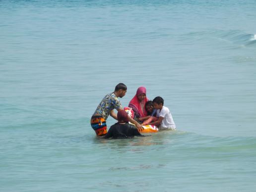 Pulau Kapas - Einheimische gehen mit Kleidung baden