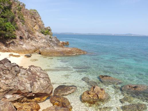 Pulau Kapas - Klippen und Steine im Meer