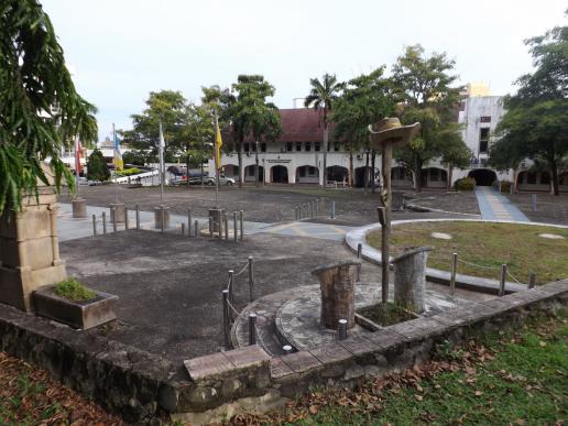 Sandakan - zentraler Platz mit Museum und Tourist-Info